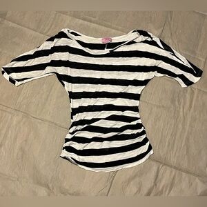 🌟❣️4/$10❣️🌟Sz Small black & white striped stretchy fit shirt y2k